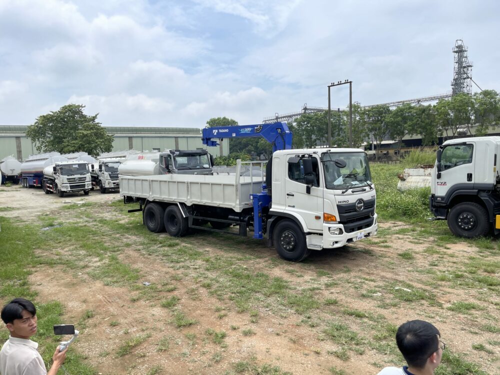 Xe tải Hino FL8JT7A - 3 chân gắn cẩu Tadano 5 tấn 3 đốt